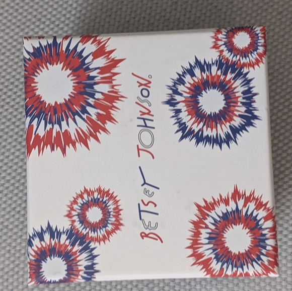 Betsey Johnson Gold Tone Ice Cream Cone Necklace and Lip Stud Earrings NIB - Picture 2 of 2